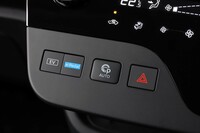 水色のアイコンが目を引く「e-Pedal Step」のスイッチ。この機能をオンにすると回生ブレーキが強まり、アクセルペダルの踏み加減だけでほとんどの加速・減速操作が可能となる。ただし、かつての「e-Pedal」とは異なり、極低速まで減速すると、そのまま停車するのではなくクリープ走行状態に入る。停⾞時には必ずブレーキを踏む必要があるのだ。