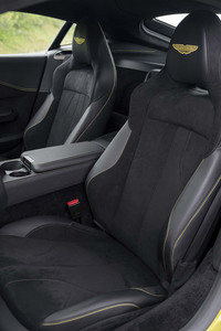 スポーティーでありながら高級感も醸し出す「ヴァンテージ」のシート。着座位置は従来型よりも低められている。