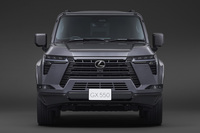 スクエアなシルエットや大きく張り出したフェンダー、オフロードイメージを“スピンドル表現”として反映したフロントフェイスなどが特徴とされた「GX550」。写真は22インチホイールを標準で装備する“バージョンL”。