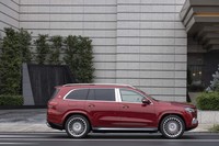 全長×全幅×全高は5205×2030×1838mmと全方向的に巨大だ。サイドから眺めるとクロームのBピラーが目を引く。