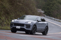 足まわりはダンパーの伸び側と縮み側の減衰力を個別に可変できる2バルブ式に変更。この試乗車が装着していたエアサスペンションもハンドリング性能をさらに向上させたという新アイテムだ。