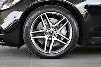 タイヤサイズは前が245/45R19、後ろが275/40R19。「AMGライン」が装着された試乗車には、「AMG5ツインスポーク」のアルミホイールが装着されていた。