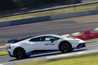 「ウラカンSTO」の0-100km/h加速タイムは3.0秒、0-200km/h加速タイムは9.0秒と公表される。最高速度は310km/h。