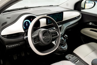 新型「500ハイブリッド」のダッシュボード。変速機は6段マニュアルトランスミッションのみ。(photo:Stellantis)