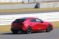 従来の「スカイアクティブX」に比べ、実用域での“力感”は明らかに増した。MT車(写真)では、高回転域における伸びにも違いが感じられる。