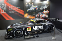 ブースには、ブリヂストンタイヤを装着し、2025年のSUPER GTでGT300クラスのチャンピオンとなったマシン、LEON PYRAMID AMGも展示された。