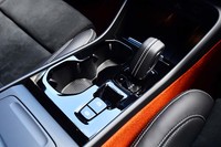 トランスミッションはアイシン・エィ・ダブリュ製の8段ATのみ。写真に見られるように、パーキングブレーキは電動式となる。