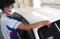 ある程度の面積を決め、効率的かつスピーディーに「ECOプラスレジン」を塗布していく。その作業は職人技が光る、ほれぼれするようなものだった。