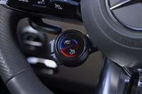 ドライブにまつわる各種項目をホーンパッドの左側のダイヤルでコントロールできる。これは先に紹介した前後のアクティブスポイラーのセッティング画面。