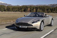 動力性能は0-100m/h加速が4.1秒で、最高速は300km/h。