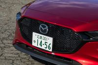 エクステリアにおける「スカイアクティブX」搭載車と他のモデルとの違いは、ホイールやマフラーに見られる程度。フロントグリルも他のモデルと共通となっている。