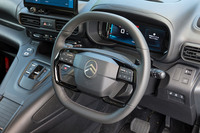 ステアリングホイールは横4本スポークの独自の形状に。新たにヒーターが搭載されたほか、アダプティブクルーズコントロールなどの設定がスポーク上のスイッチでできるようになった(以前はコラムレバー式だった)。