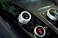 センターコンソールに備わる走行モードの切り替えダイヤル。「AMG GT R」には、これとは別にESP(横滑り防止装置)の介入度合いを3段階で切り替える「3ステージESP」や、トラクションコントロールの効きを制御する「AMGトラクションコントロール」も装備されている。