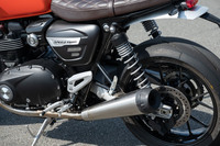 トライアンフ・スピートツイン1200(6MT)/ロイヤルエンフィールド・スクラム411(5MT)/ベネリ・レオンチーノ125(6MT)【試乗記】の画像