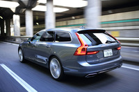 「V90/S90」のサスペンションは、フロントがダブルウイッシュボーンでリアがマルチリンク式。リアは、標準的なコイルスプリングに代えて、グラスファイバー製のリーフスプリングが使われている。グレードによりエアサスもオプション設定される。