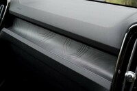 ダッシュボードの助手席側は小物が置けるように掘り込まれている。「トポグラフィー」と呼ばれる透過型パネルはバックライト付き。