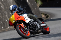 フレームは「XSR900」から設計を変更。新設計のリアフレームを採用したほか、ヘッドパイプまわりやエンジン懸架部、ピボット部の締結剛性調整を中心にねじり剛性を強化。コーナリング中の走行安定性を高めている。