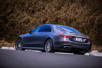 「S580 4MATICロング」のボディーサイズは全長×全幅×全高=5320×1930×1505mm、ホイールベースは3215mm。車重は2310kgと発表されている。