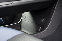 前席用、後席用合わせて4つのUSB Type-Cポートを採用。運転席側のポートは通信機能付き。後席用はパソコンの使用なども想定しており、2口合計で60Wの出力を発生する。