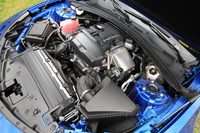 「カマロ コンバーチブル」のエンジンは2リッター直4直噴ターボ。最高出力275ps、最大トルク400Nmと、スポーティーな走りを楽しむのに十分な力を備えている。