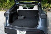 ラゲッジスペースの容量は5人乗車時で最大822リッター、後席をたたんだ状態で最大2022リッターとなっている。