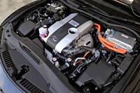 ハイブリッド車「IS300h」のパワーユニット。カタログ上のアウトプットや燃費値はそのままに、制御を見直すことでこれまで使い切れていなかったパワーを引き出した結果、走りはよりスポーティーに変化した。