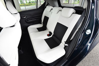 後席の様子。ホワイトのシート地を選んだ場合、前席と同様に、座面と背もたれの一部がブラックになる。