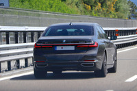 スロバキアのナンバーを付けた「BMW 7シリーズ」。2021年6月。