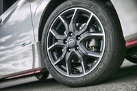 専用デザインの17インチアルミホイールも装着される。テスト車にはブリヂストンのスポーツタイヤ「ポテンザ アドレナリンRE003」が装着されていた。