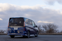 この試乗車のボディーカラーは「カスピアンブルー」とブラックのツートン。湘南を拠点とするAUTECHのテーマカラーはブルーだ。