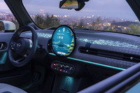 センタースクリーンの背面にはダッシュボードを間接照明で照らすライトユニットが仕込まれている。色や意匠はマイモードに応じて変化する。