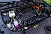 2.5リッター4気筒エンジン(最高出力190PS/最大トルク243N・m)と駆動用モーター(同182PS/同270N・m)を組み合わせたハイブリッドパワートレインを搭載する。WLTCモード計測による燃費値はFWD車が20.2km/リッターで4WD車が18.7km/リッター。