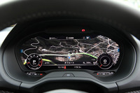 「バーチャルコックピット」は標準装備。液晶のメーターパネルに、Googleマップを使ったカーナビの地図を表示することができる。