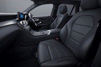 ARTICO素材で仕立てられたブラックのシート。