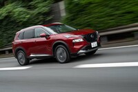 先進運転支援システムの「プロパイロット」は高精細マップデータを参照して速度を自動制御する「ナビリンク付き」に。前走車がいない状況でもカーブやジャンクションなどをよりスムーズに走れるようになった。