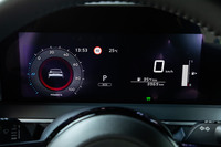 フルデジタル化されたメーターパネル。左側はパワーメーター(写真)のほか、エネルギーモニターやアクセルの踏み方を視覚化するエコドライブガイド、オーディオなどの表示に切り替えられる。