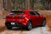 エクステリアはプレスラインを極力排したシンプルなデザインが特徴。緩やかな凹面となっているドアパネルや、張り出しの強調されたリアフェンダーパネル、太いCピラーなど、他のモデルとは一線を画すスタイリングとなっている。