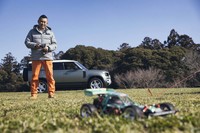 せっかく持ってきたラジコンはあいにくバッテリー残量ゼロ! しかし、「Jackeryポータブル電源1000」のおかげで楽しむことができた。