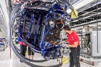 こちらは「タイカン」の組立工場におけるひとコマ。発表会場のみならず、ドイツの専用新工場にも足を運びました。(photo:Porsche)