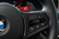 「M2」では、あらかじめドライバー好みの走行特性を記録しておき、ステアリングホイール上部の赤い「Mボタン」で引き出すことができる。