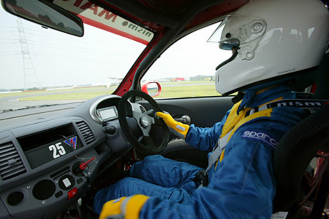 【スペック】(ベース車両の参考データ)3ドア12c(5MT):全長×全幅×全高=3695×1660×1525mm/ホイールベース=2430mm/車重=890kg/駆動方式=FF/1.2リッター直4DOHC16バルブ(90ps/5600rpm、12.3kgm/4000rpm)/車両本体価格=105.0万円(テスト車は「NISMO」のコンプリートカー=159.0万円)