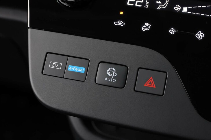 水色のアイコンが目を引く「e-Pedal Step」のスイッチ。この機能をオンにすると回生ブレーキが強まり、アクセルペダルの踏み加減だけでほとんどの加速・減速操作が可能となる。ただし、かつての「e-Pedal」とは異なり、極低速まで減速すると、そのまま停車するのではなくクリープ走行状態に入る。停⾞時には必ずブレーキを踏む必要があるのだ。