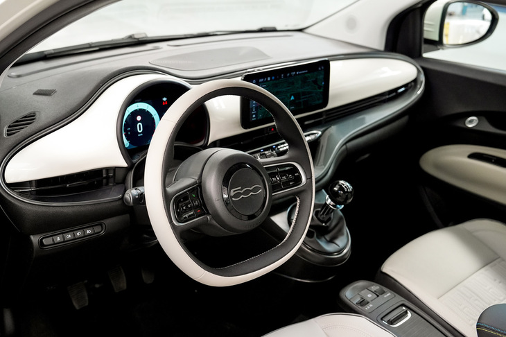 新型「500ハイブリッド」のダッシュボード。変速機は6段マニュアルトランスミッションのみ。(photo:Stellantis)