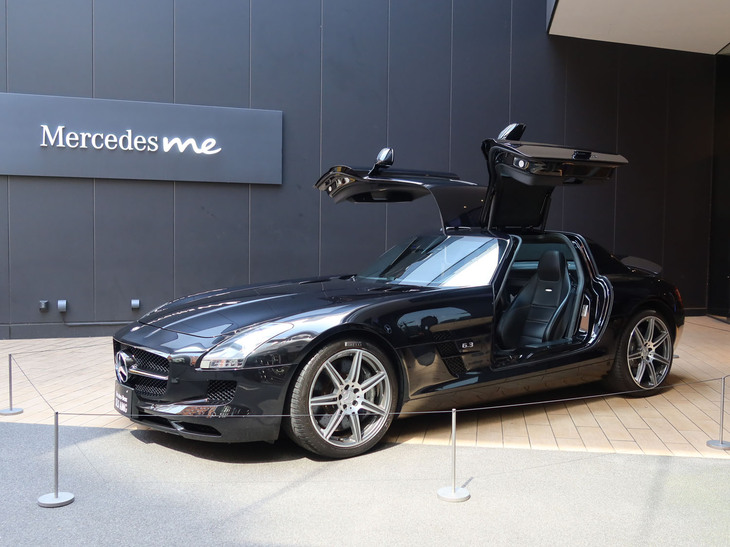 「メルセデスAMG GT63 4MATIC+ クーペ」の発表会場に展示された「メルセデス・ベンツSLS AMG」。