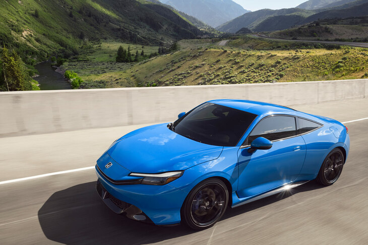 ホンダのメインマーケットである米国でも、新型「プレリュード」は2026年モデルとして間もなく発売される予定だ。写真は、日本仕様にはない車体色「ブーストブルー・パール」の車両。