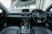 シンプルで洗練された印象のインテリア。新型は先代に比べ、さらに上質感を高めている。