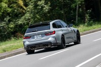 0-100km/h加速のタイムは「セダン」に0.1秒譲る3.6秒。最高速は250km/hに制限されているが、オプションで280km/hに引き上げることも可能。