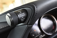 ドライブモードのセレクターはダイヤル式で、メーターフードの左側に備わる。