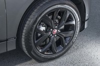 グロスブラックに塗られた20インチホイール。試乗車にはグッドイヤーの「イーグルF1」タイヤが装着されていた。