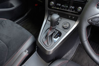 シフトセレクターは6段MTモデルと同じ位置に搭載。かつてはライト版「GRヤリス」ともいうべき「RS」(FF/CVT)が設定されていたが、「GR-DAT」搭載モデルの登場とともに販売が終了している。